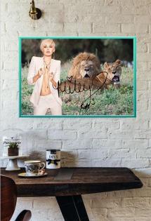 MILEY CYRUS mit 2 Löwen. Blickfang! 60x45 cm. Starsouvenir. Super Deko. Geschenk