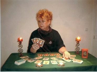 TV-Live Expertin Kyra (geweihte Hohepriesterin) legt den Tarot