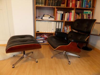 Vitra , Original Eames Lounge Chair mit Ottomane, Kirschbaum, Leder, schwarz .