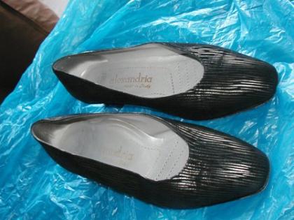 Schwarze Schuhe mit goldenen streifen
