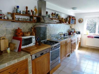 FAMILIENHAUS IN PILISBOROSJENO / UNGARN