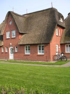 Nordsee: Nordstrand -  Ferienhaus unter Reet direkt am Meer