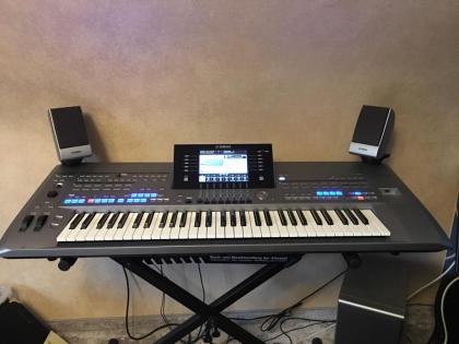 Yamaha Tyros 5 61 Tasten + TRS-MS05 Lautsprecher