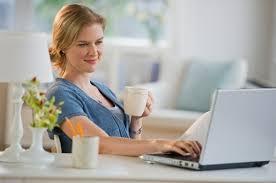 Nebenjob von zu Hause arbeiten, mit PC und Online-Büro. Familienfreundliche Zeit