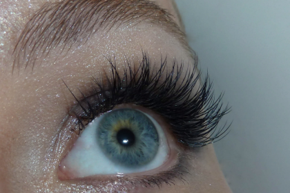 DAUERHAFTE WIMPERNVERLÄNGERUNG WIMPERNVERDICHTUNG