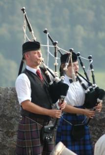 Dudelsackspieler mit schottischer Great Highland Bagpipe