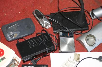 15 kg diverse Netzteile Trafos Radios Taschenrechner Werkzeuge Uhren