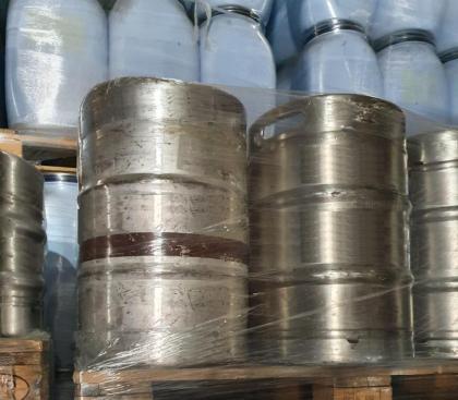 Große Mengen an Bierfässer aus Edelstahl