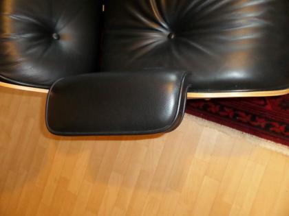 Vitra , Original Eames Lounge Chair mit Ottomane, Kirschbaum, Leder, schwarz .