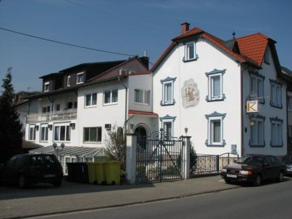 Villa mit Gewerbekomplex und 4 separaten Mietwohnungen