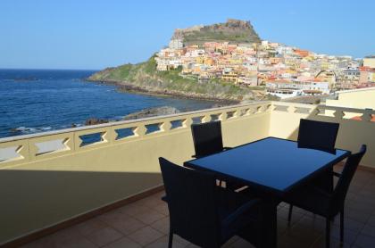 SARDINIEN- FERIENWOHNUNG DIREKT AM MEER, MIT TRAUMBLICK UND POOL