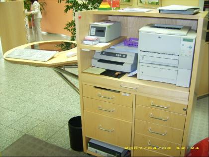 4 Steh-Beratungs/-Computer-Arbeitsplätze