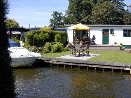 FeHa mit Bootsanleger direkt am Wasser