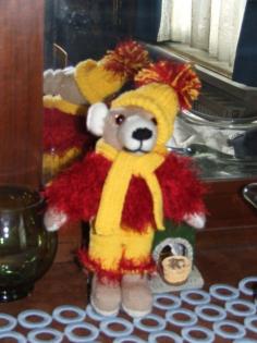 Süßer TEDDYBÄR mit Kleidung HANDARBEIT  NEU