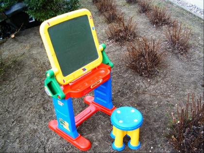 Kinderschreibtisch mit Maltafel und Hocker