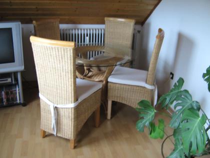 Wohnzimmermöbel / Rattan 4 Stühle  Tisch