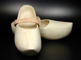 Holzschuhe, Clogs, Federschuhe