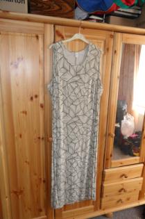 Verkaufe ein weiß /beages Damenkleid Gr.52