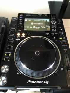 2 x Pioneer DJ CDJ-2000 NXS2