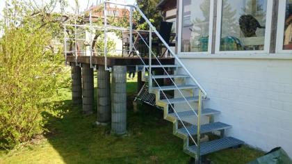 Metallzaun und Metalltreppen, Tore, Balkongelander Fenstergitter