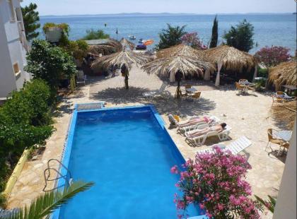 Kroatien Urlaub - Appartement mit Pool direkt am Badestrand