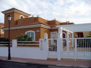 Poolterrasse mit Sonnenliegen  Aussengrill, VILLA EL HIERRO