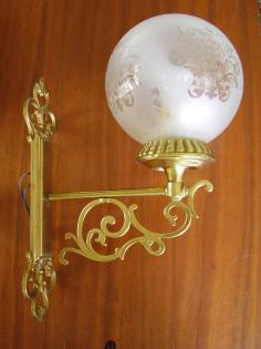 Schöne alte Wandleuchte aus Messing mit Glaskugel !
