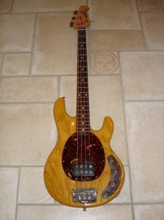 Stingray Music Man 4 Saiter E-Bass