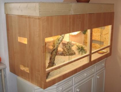 Holzterrarium 140x60x65   Bartagame und Zubehör abzugeben