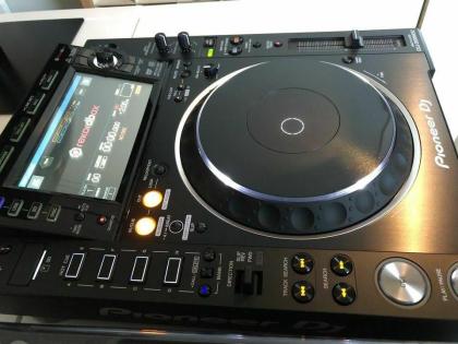 2 x Pioneer DJ CDJ-2000 NXS2