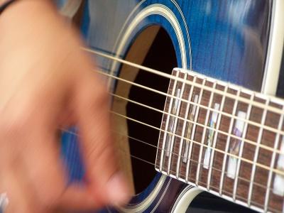 Gitarrenunterricht: Kreativ E-Gitarre oder Akustikgitarre lernen