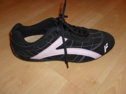 Schwarze Turnschuhe