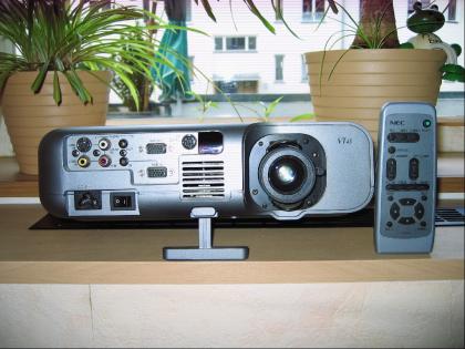 Biete Beamer mit leinwand von NEC