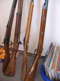SUCHE  ALTE WAFFEN UND ALTE WANDUHREN - ALLES AUS DEM 2. WK!