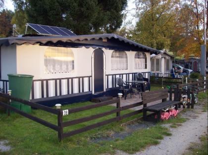 WoWa mit feststehendem Schall Vorzelt auf Dauercampingplatz im Westerwald