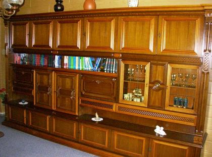 Wohnzimmerschrank Nussbaum antik an Selbstabholer abzugeben