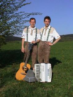 Akkordeonspieler (BAYERDUO) im Duett mit Gitarrenspieler