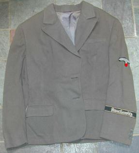 Eine Uniform einer KZ Aufseherin aus dem KZ Auschswitz in sehr gutem Zustand