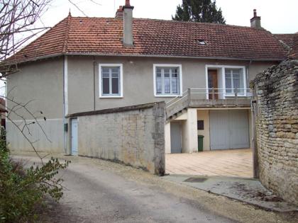 Altbau zum Verkauf im mittelalterlichen Dorf Noyers-sur-serein in Burgund. 