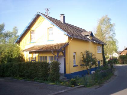 Bauernhausverkauf mit Halle/Großraumgarage, Ställen und Bach, Gewerbe möglich