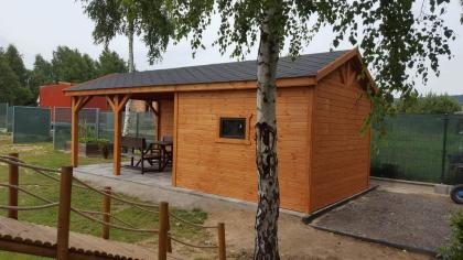 FERIENHAUS GARTENHAUS GARTENLAUBE ÜBERDACHUNG KLEBEDACH MIT HOLZ USTKA 2IN1 5x3m