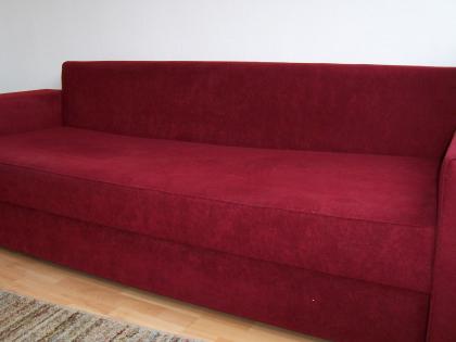 Rote Couch kostenlos abzugeben