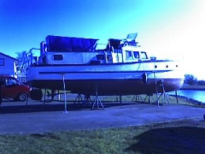 Grosses Motorboot mit umgebauten BW-Bootstrailer zu verkaufen