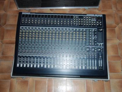 Behringer Eurodesk MX2442a Mischpult & Case.