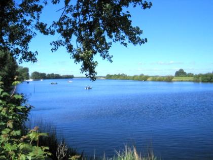 Wohnwagen mit Wasserplatz und Ruderboot an der Eider zu vermieten.