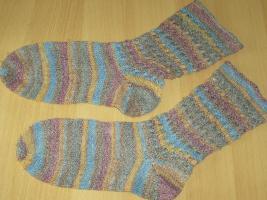 Strickservice - selbstgestrickte Socken und Schals