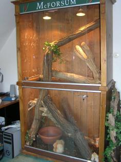 Großes Hoch-Terrarium aus Holz abzugeben