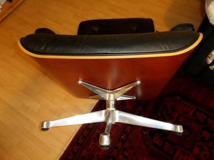 Vitra , Original Eames Lounge Chair mit Ottomane, Kirschbaum, Leder, schwarz .
