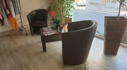 Wartebereich, Lounge 2 Clubsessel und ein Beistelltisch