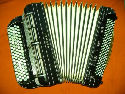 B-Griff Hohner Morino Artiste IV D, 4 chörig; 3-faches Tremolo, bestens gepflegt